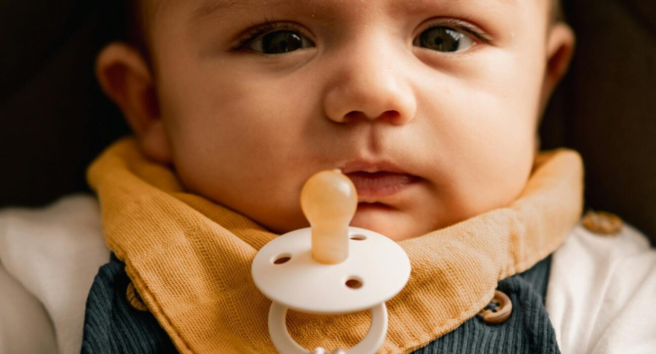 BIBS sutter fra Navnesutten.dk- en flot og sikker løsning til moderne forældre