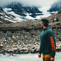 På udkig efter tøj, der ikke går af mode? Find en lækker Carhartt jakke hos ToldYouSo