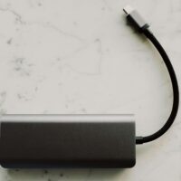 Hos Charging.dk får du en stor powerbank der giver dig strøm alle steder