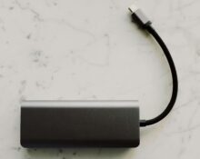 Hos Charging.dk får du en stor powerbank der giver dig strøm alle steder